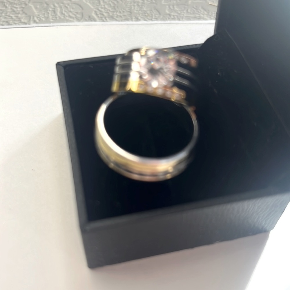 Beautiful  wedding ring one  missing one diamonds  I know if they’re real
